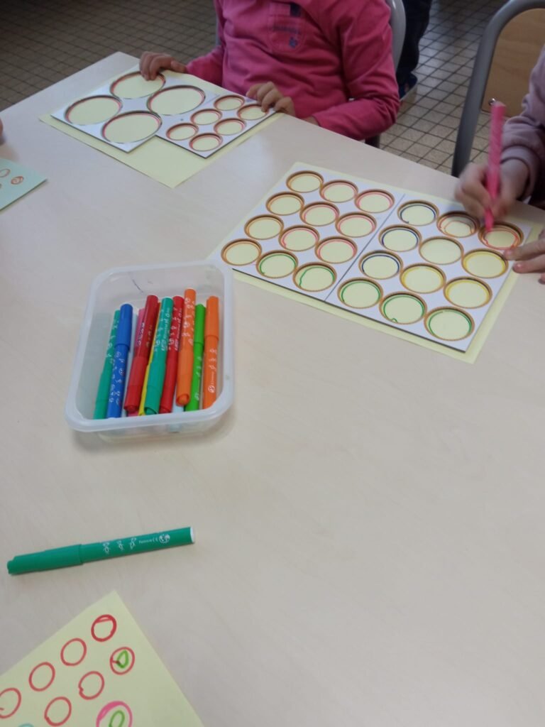 Les élèves jouent aussi.