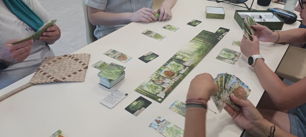 Pourquoi adhérer à L'éloges dés jeux ?
pour jouer à des jeux de société.