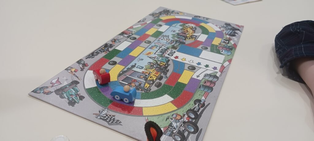 Une partie de Monza à deux joueurs petit et grand.